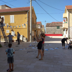 Postavljanje zastavica na Trg 1