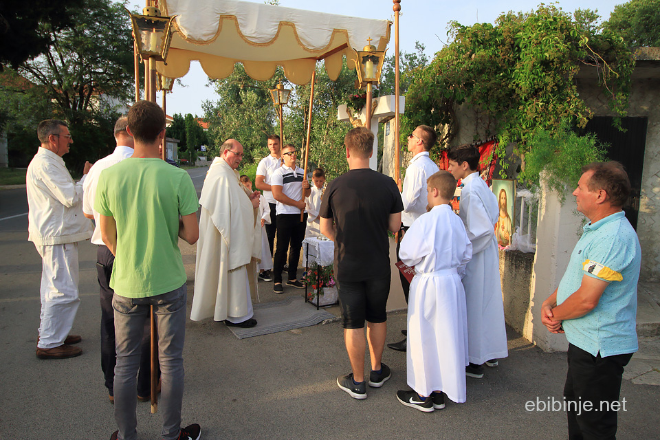 Tradicionalna procesija Tijelova ulicama Bibinja (drugi dio)