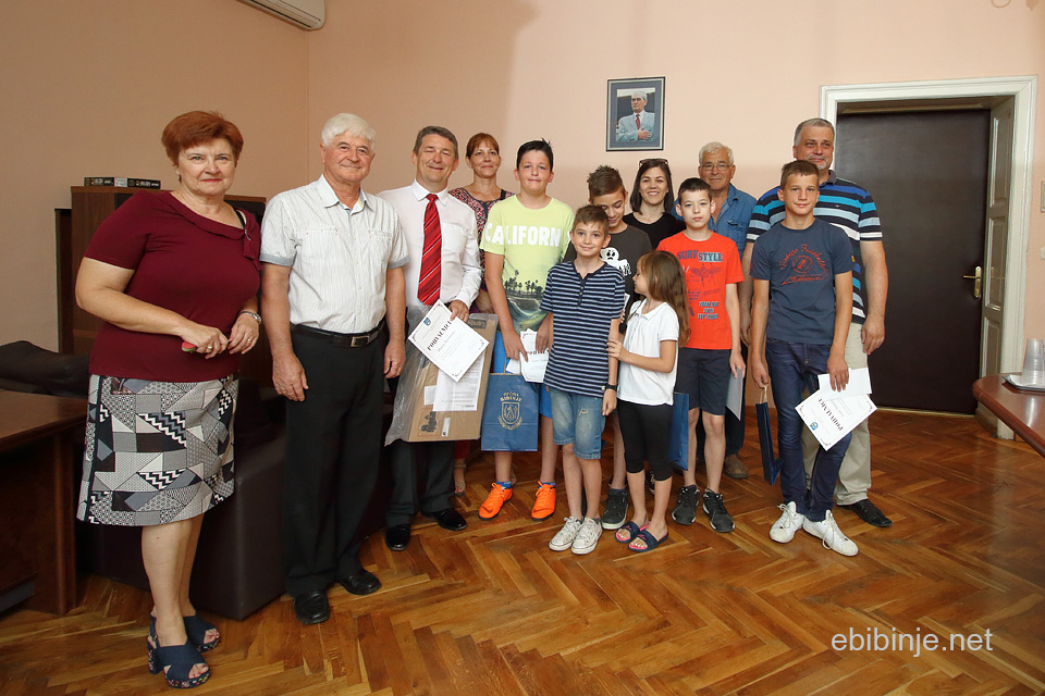 NAČELNIK BIBINJA BRUNO BUGARIJA NAGRADIO DAROVITE UČENIKE I NJIHOVOG MENTORA