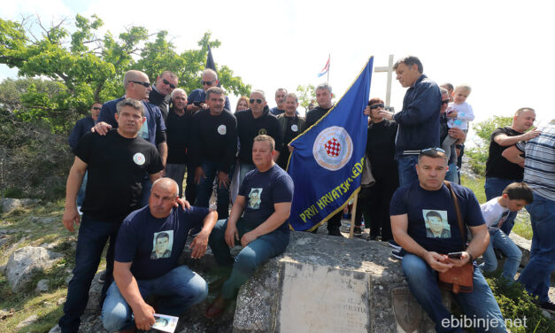 Bibinjci na mimohodu u Polaču, u čast i sječanje na poginulog bibinjskog branitelja Franka Lisicu.