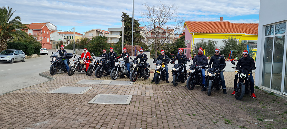 DJED BOŽIĆNJAK U BIBINJE STIGAO NA MOTORU