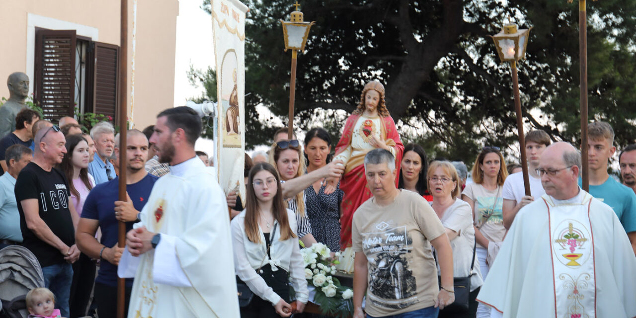 Bibinje procesija s kipom Srca Isusova