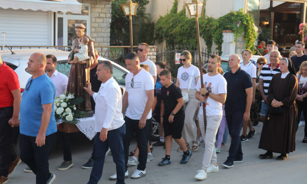 Bibinje: Blagdan sv. Ante obilježen misama, procesijom i blagoslovom djece