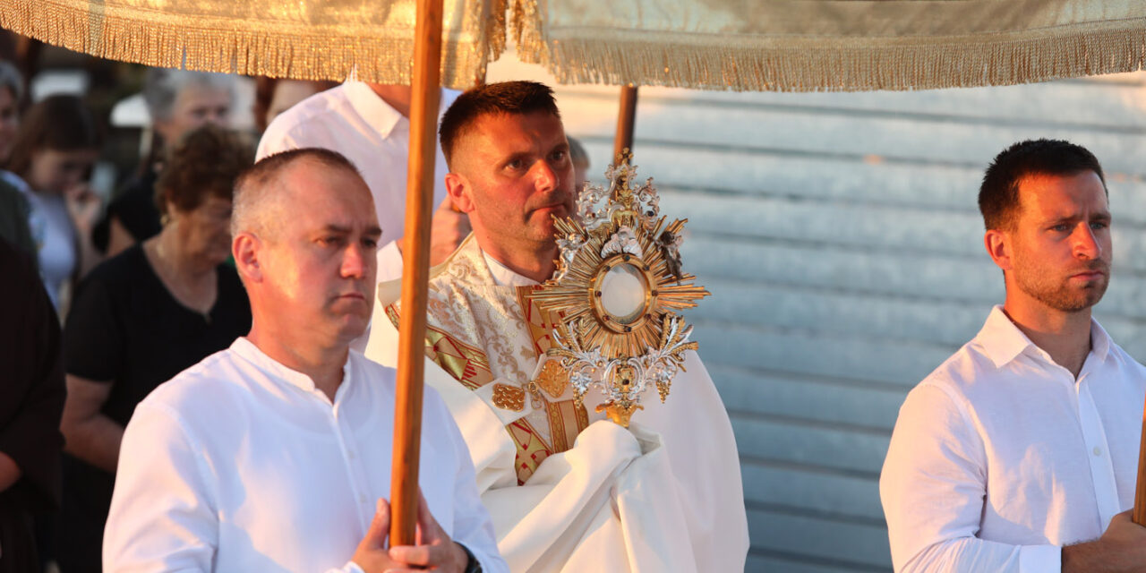 Bibinje svečano proslavilo Tijelovo uz misu i procesiju s Presvetim