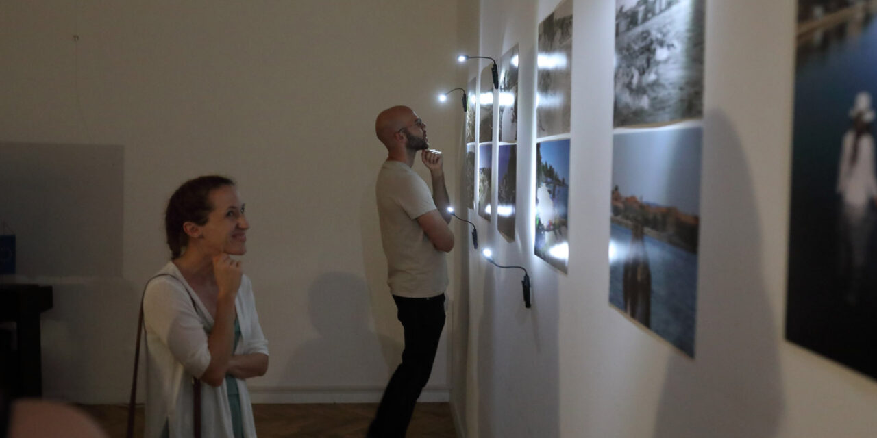 Otvorena kolektivna fotografska izložba “Između vremenskih okvira (Between Timeframes)” u Bibinjama