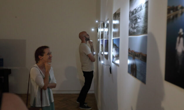 Otvorena kolektivna fotografska izložba “Između vremenskih okvira (Between Timeframes)” u Bibinjama