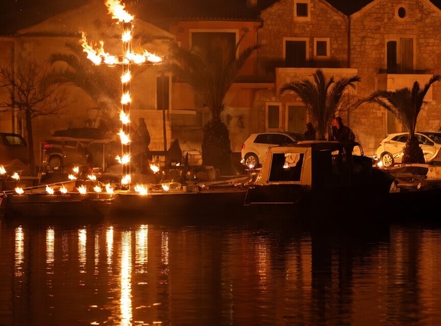  Kad more zasvijetli: tisuće plamenova i vjera koja ujedini Bibinje