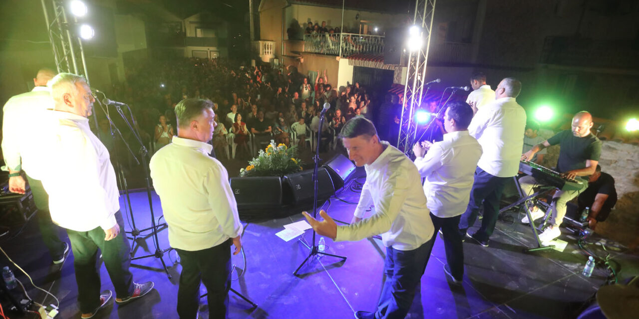 Sri Sela ponovno zapjevala u jedan glas: Tomislav Bralić i klapa Intrade priredili večer za pamćenje u Bibinjama