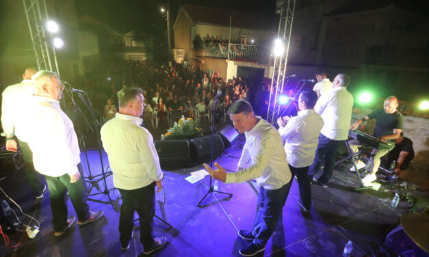 Sri Sela ponovno zapjevala u jedan glas: Tomislav Bralić i klapa Intrade priredili večer za pamćenje u Bibinjama