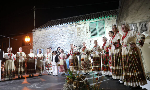 Večer folklora u Bibinjama okupila čuvare hrvatske tradicije
